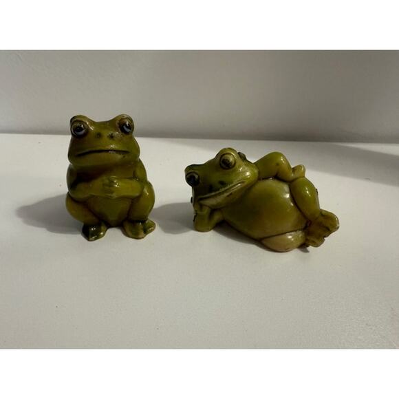 2 Vintage Plastic Mini Green Frog Anthromorphic Figurine Hong Kong - Picture 1 of 6